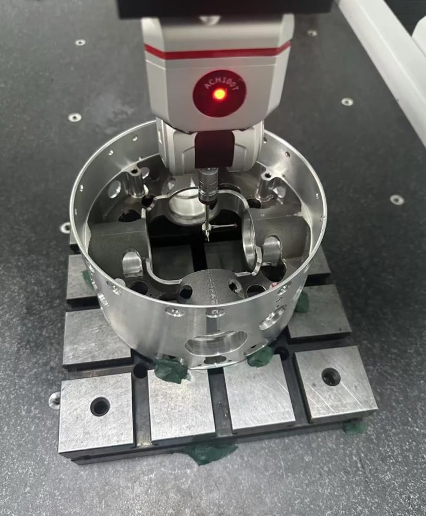 Orthogonality and axis intersection accuracy of the mounting holes for the gyroscope on the mount